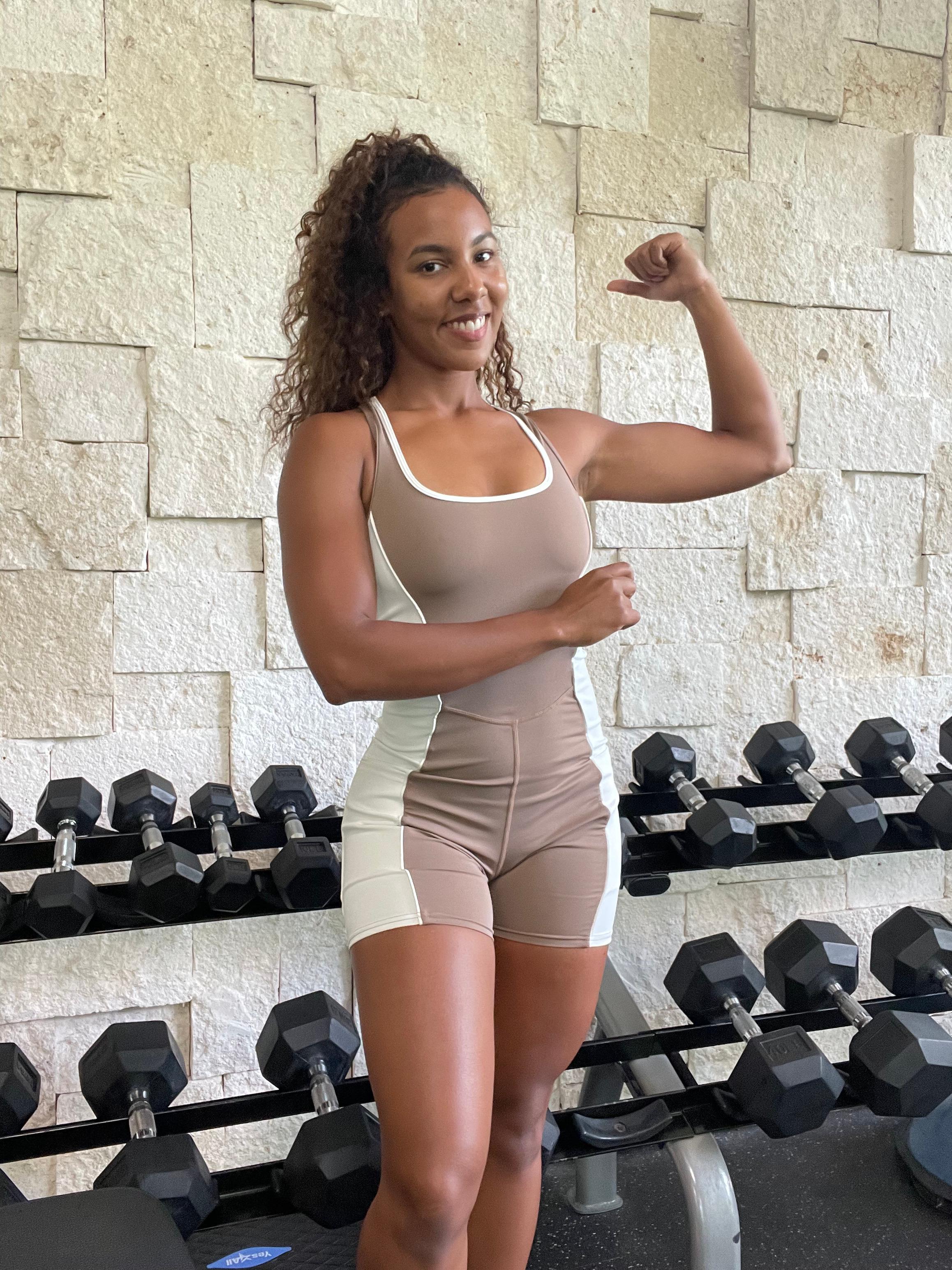 Betsi Cardenas mostrando su fuerza en el gimnasio
